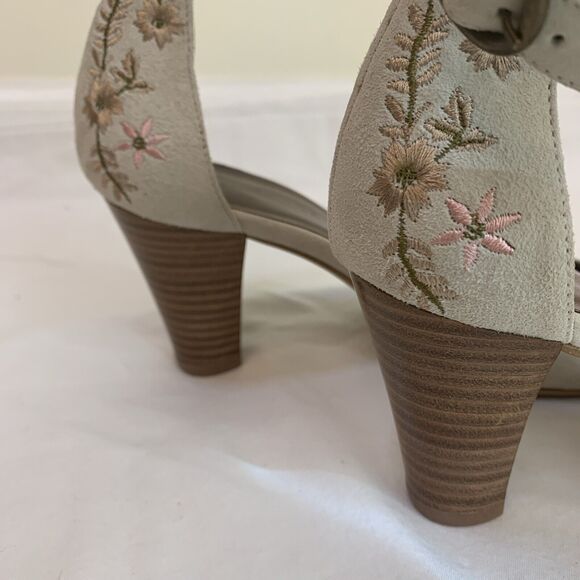 🌻Floral Embroidered Women’s Heels - Picture 2 of 7